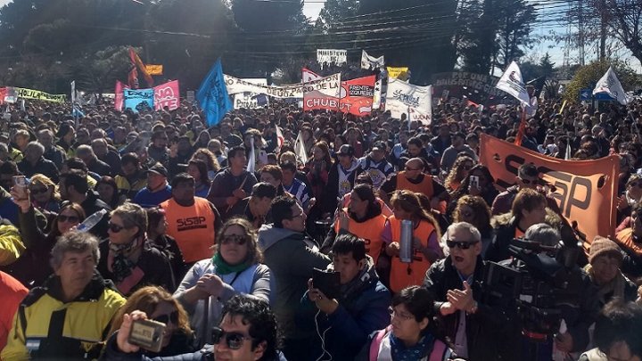 Los trabajadores chubutenses se movilizan por miles en defensa propia contra el ajuste provincial y nacional