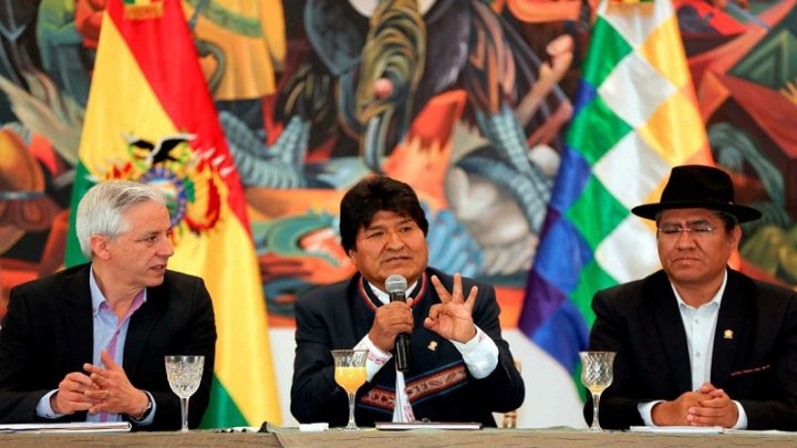 Foto: Evo Morales en Conferencia de Prensa, acompañado de su vicepresidente, Álvaro García Linera (izda.) y el canciller de Bolivia, Diego Pary (dcha.). EFE/MARTÍN ALIPAZ