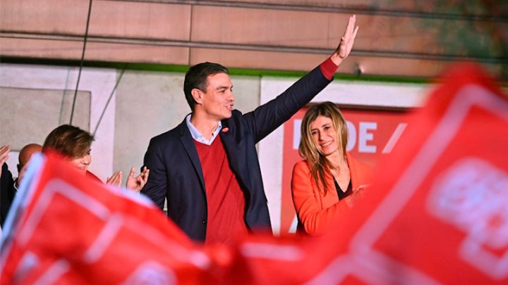 El líder del PSOE Pedro Sánchez, su esposa Begoña Gómez y Carmen Calvo, celebran los resultados electorales hoy domingo en la sede socialista de Ferraz, en Madrid. EFE/JuanJo Martín.