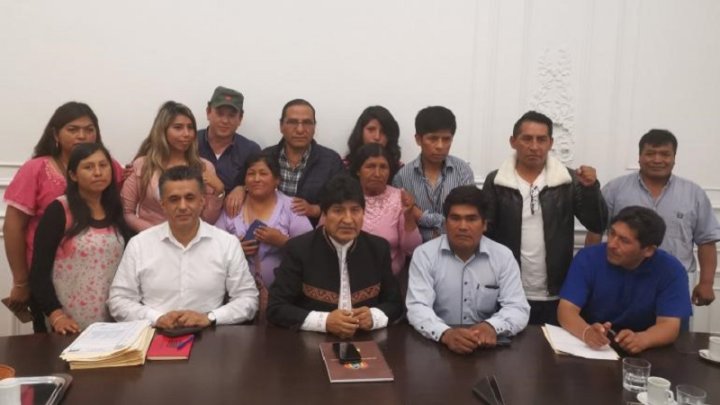 Foto: Evo Morales en Buenos Aires con familiares de las víctimas de Senkata (@evoespueblo)