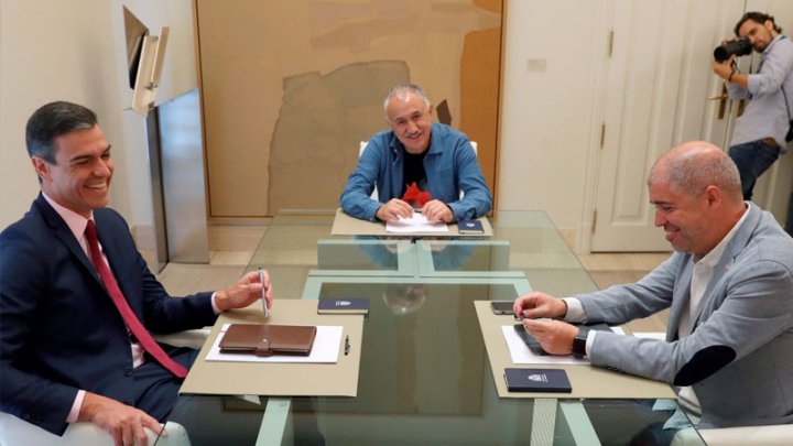 Pedro Sánchez, con los secretarios generales, de UGT, Pepe Álvarez, y de CCOO, Unai Sordo. EFE/ J.J. Guillén