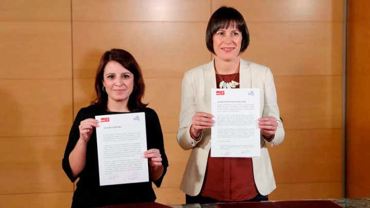 Adriana Lastra y Ana Pontón durante la firma del acuerdo entre PSOE y BNG. Chema Moya / EFE