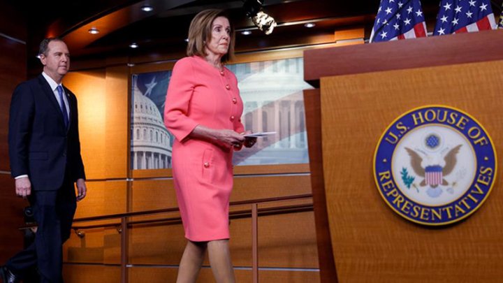 Washington (Estados Unidos), 15/01 / 2020.- La presidenta de la Cámara de Representantes, Nancy Pelosi, llega para presentar a los gerentes de juicio político de la Cámara de Representantes durante una conferencia de prensa en el Capitolio de EE. UU. Washington, DC, 15 de enero de 2020. Foto I EFE / EPA / SHAWN THEW