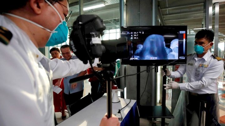 Funcionarios sanitarios instalan un escáner termal para monitorizar la temperatura de los pasajeros procedentes de vuelos internacionales, este viernes, en el aeropuerto de Suvarnabhumi, en la provincia de Samut Prakan (Tailandia) | EFE