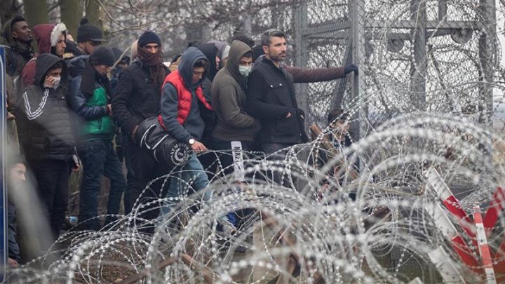 Edirne (Turquía), 29/02/2020.- Refugiados intentan pasar la frontera hacia la Unión Europea. EFE/EPA/TOLGA BOZOGLU