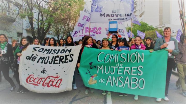 Foto: Cabecera de la columna de Pan y Rosas durante el Encuentro Plurinacional de Mujeres y Disidencias de 2019.