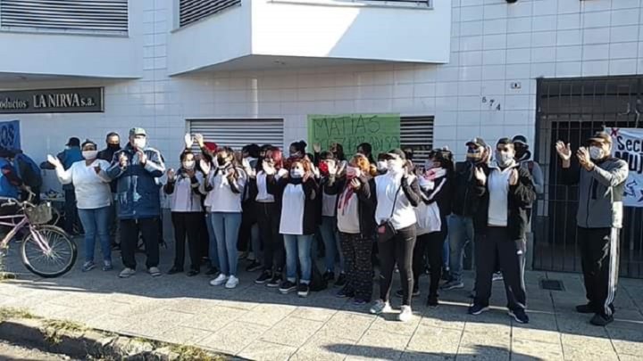 Las trabajadoras que siguen con su pelea en la puerta de la fábrica