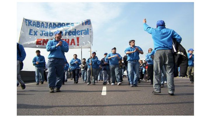 Los jaboneros con su anterior comisión interna, peleando en unidad efectivos y contratados