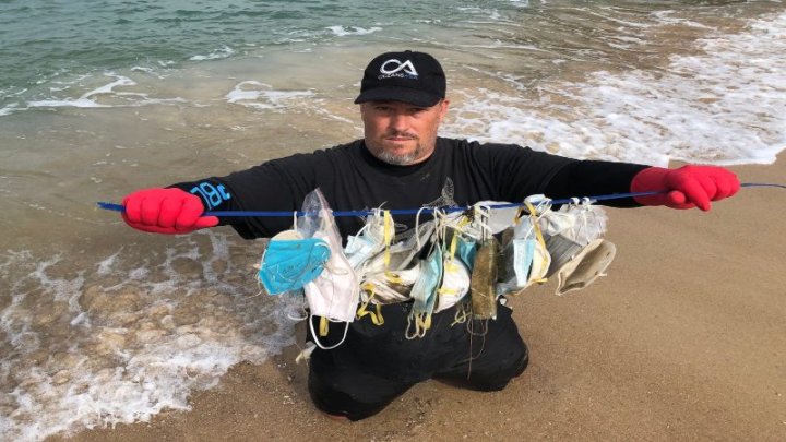 Gary Stokes, de la organización Oceans Asia, con una colección de marcarillas usadas encontradas en una playa de Soko (OA)