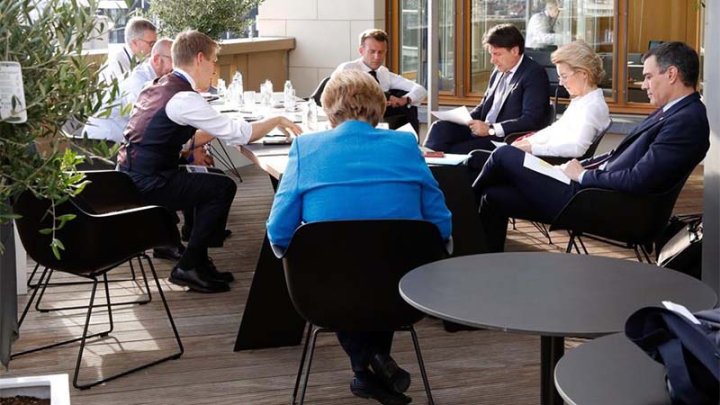 Foto: Pedro Sánchez, Ursula von der Leyen, Giuseppe Conte, Emmanuel Macron y Angela Merkel, entre otros, durante la segunda jornada de la cumbre de los líderes de la Unión Europea (UE) en Bruselas. EFE/ Twitter Pedro Sánchez