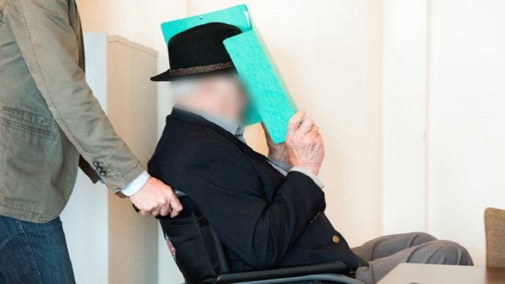 Foto: Bruno Dey entrando al juicio con su cara tapada. Crédito: Daniel Bockwoldt / POOL / AFP