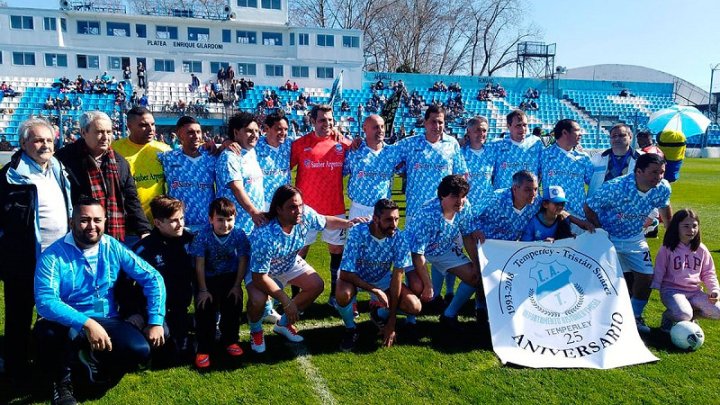 El mismo plantel de Temperley que volvió a un campeonato de AFA en 1993, en el festejo de los 25 años de ese partido de refundación.