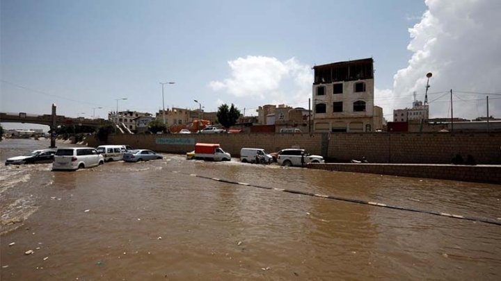 Foto: Fuertes lluvias a inundaciones azotan la capital de Yemen. EFE/EPA/YAHYA ARHAB