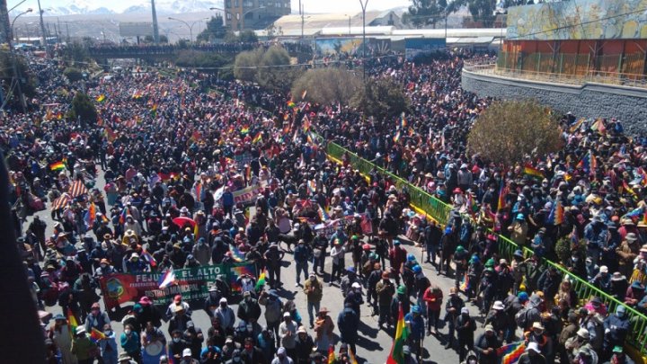 Foto: Masivo Cabildo en repudio al acuerdo del MAS y las burocracias masistas con el golpismo, 14 de agosto en la Ceja de El Alto, Bolivia (Fuente: ElDefensorSocial)