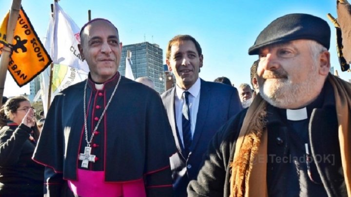 El arzobispo platense Víctor "Tucho" Fernández junto al intendente Julio Garro, y el párroco Rubén Marchioni | Foto El Teclado