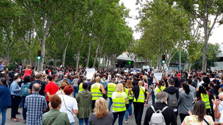 Foto: Manifestación frente a la Asamblea de Madrid, Vallecas. Twitter