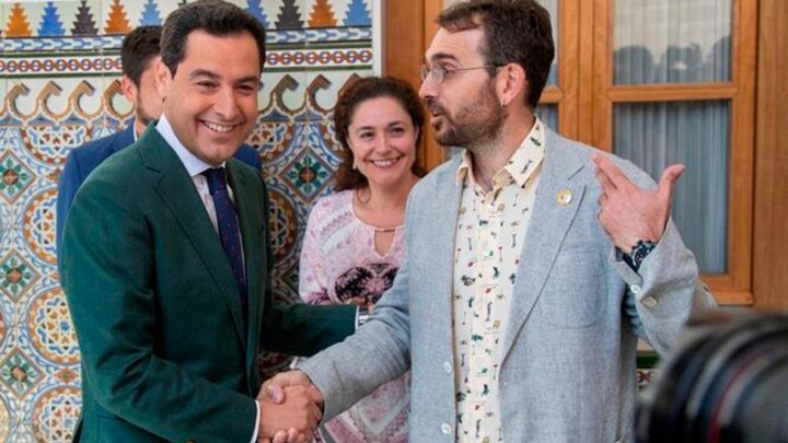 En la foto: Juanma Moreno, presidente de la Junta de Andalucía (PP), junto a Toni Valero (Coordinador de IU Andalucía) e Inmaculada Nieto (de IU y portavoz de Adelante en el Parlamento).