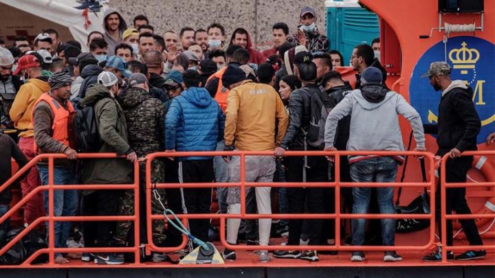 Inmigrantes llegan a bordo de una patrullera de Salvamento Marítimo al puerto de Arguineguín. EFE/Ángel Medina G.