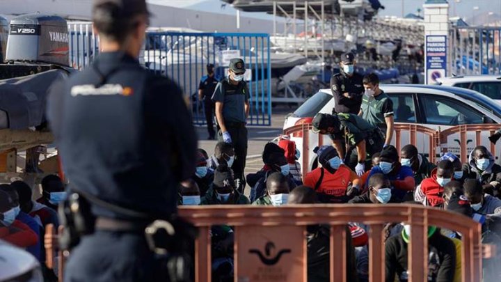 Inmigrantes rodeados por la policía en el Puerto de Santa Cruz de Tenerife. EFE/Ramón de la Rocha