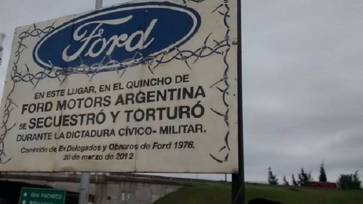 Cartel ubicado frente a la planta de Ford en General Pacheco, norte del Gran Buenos Aires