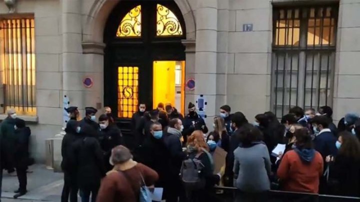 Foto: Estudiantes bloquean la puerta de una universidad en París.