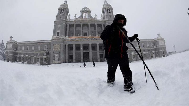 Foto: Inmediaciones de la Catedral de la Almudena , en Madrid, este sábado. EFE/ David Fernández