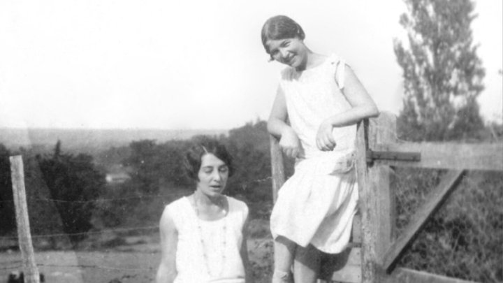 Élisabeth Lacoin (izquierda) y Simone de Beauvoir, en Gagnepan (Francia) en 1928.