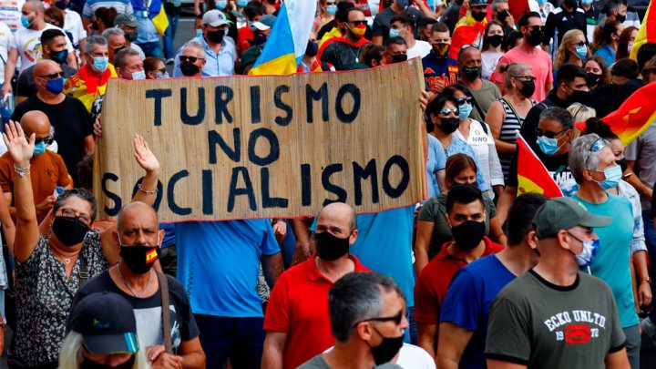 Una manifestación en contra de la decisión de hospedar a migrantes en hoteles de Gran Canaria del 4 de diciembre. Borja Suarez/Reuters