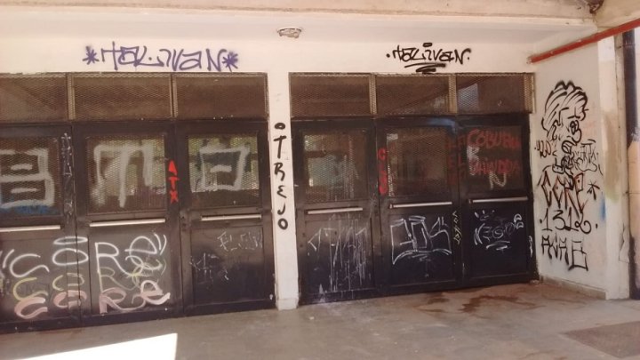 La escuela no puede abrir por el nivel de abandono