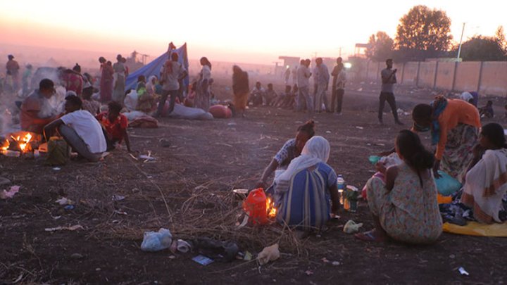 Foto: un grupo de personas permanece a la espera en el centro de tránsito del cruce fronterizo de Hamdayet, cerca de Sudán (ACNUR)