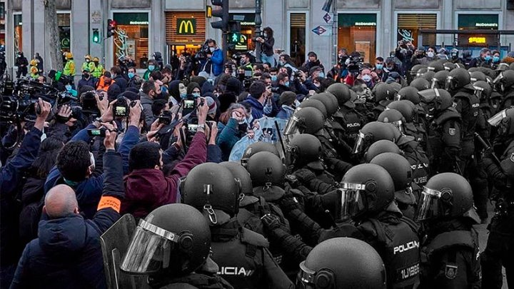 Cientos de policías antidisturbios impiden manifestación por la libertad de expresión en Madrid el sábado 20. Foto: MAR