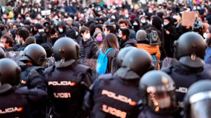 Antidisturbuos impiden manifestación para pedir la libertad del rapero Pablo Hasél en Madrid. EFE