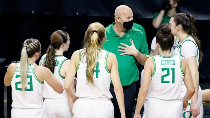 Jugadoras de Oregon Ducks, plantel que integra Sedona Prince, durante un partido de la temporada en Agosto de 2020. Esta semana la basquetbolista denunció trato discriminatorio de la NCAA.