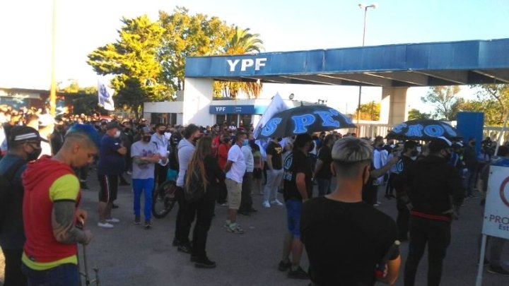 Asamblea en la puerta de YPF Ensenada