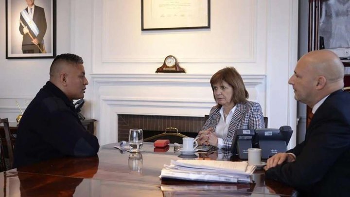 Un solo lado del mostrador: Luis Chocobar, Patricia Bullrich y Fernando Soto | Foto Twitter Bullrich