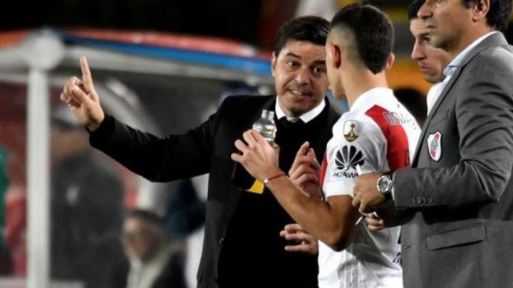 El DT Marcelo Gallardo le da indicaciones a Rafael Santos Borré. Foto: sitio de diario Marca.