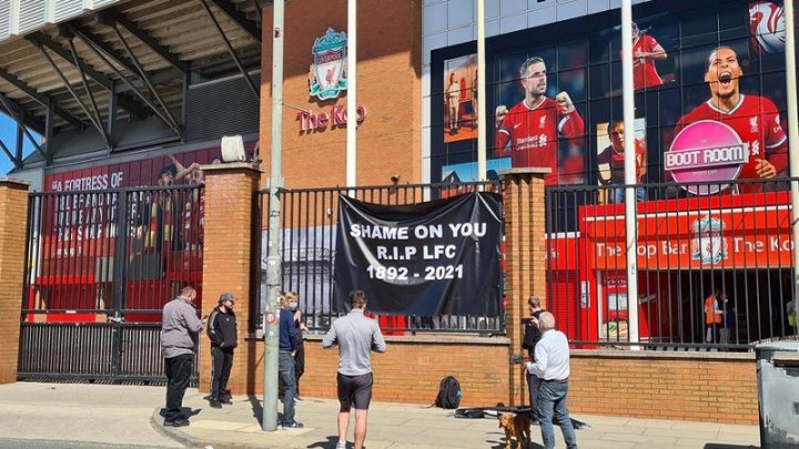 Expresiones de disgusto de la hinchada en las afueras del estadio Anfield Road de Liverpool por la decisión de formar parte de la Superliga junto a clubes poderosos de Europa.