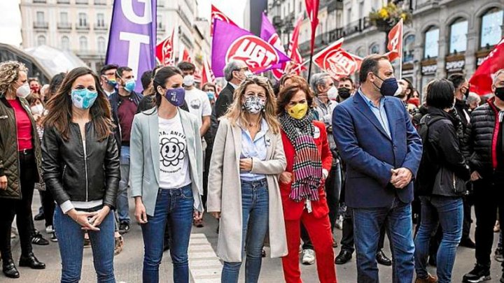 Ione Belarra, Irene Montero, Yolanda Díaz, Carmen Calvo y José Luis Ábalos, ayer en la manifestación. Foto: E.P.