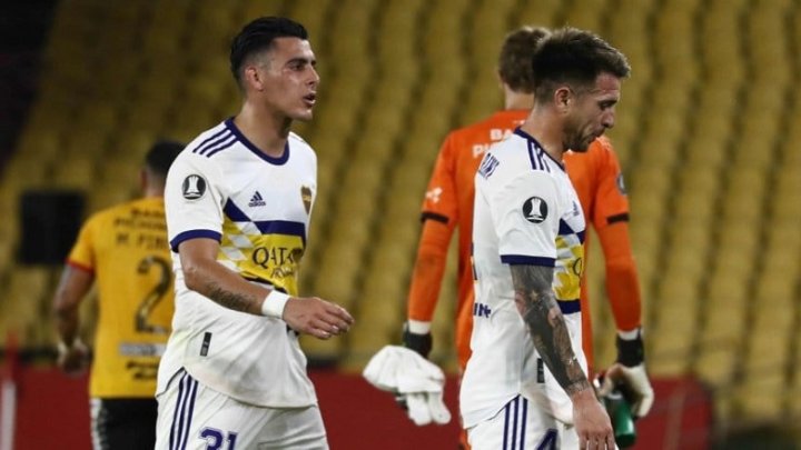 Pavón y Buffarini tratan de procesar la derrota de Boca en Guayaquil. Foto: sitio de TyC Sports.