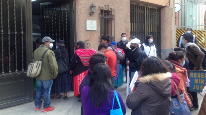 Foto: víctimas y familiares, ayer, en puertas de la Defensoría del Pueblo.