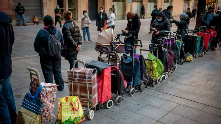 Cola de hambre afuera de una Iglesia en Barcelona. 3 de febrero de 2021