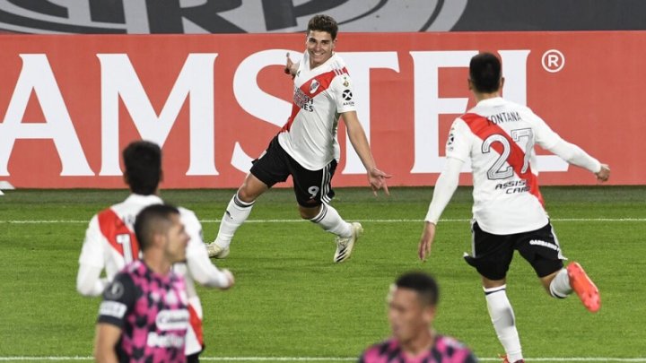 Julián Álvarez festeja su gol, el segundo de River, que le aseguró el triunfo al equipo de Gallardo.