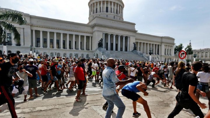 Corridas frente al Capitolio de La Habana entre manifestantes opositores y partidarios del gobierno de Miguel Díaz-Canel.