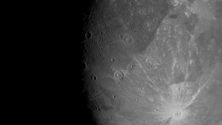 Foto NASA/JPL-Caltech/SwRI Una de las primeras imágenes de Ganímedes tomadas por la misión espacial Juno de la NASA el 7 de junio de 2021.