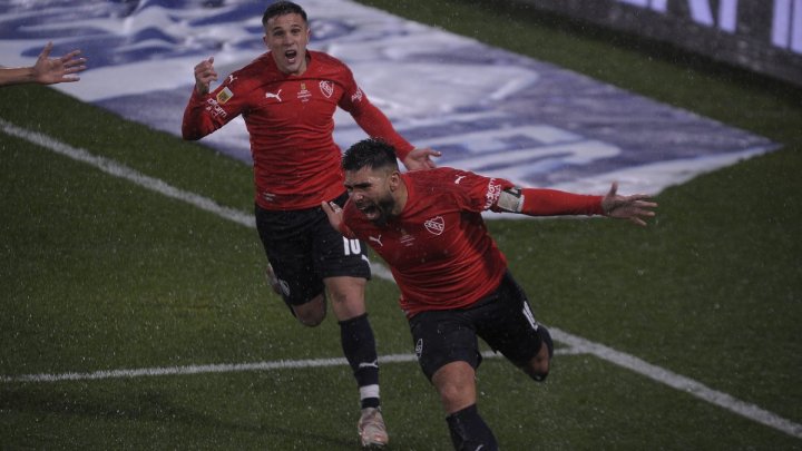 El festejo del gol de Silvio Romero en el Independiente 1 Racing 0. Foto: sitio Infierno Rojo.