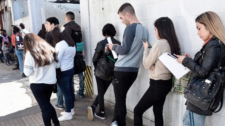 Foto: Jóvenes buscan empleo | Télam