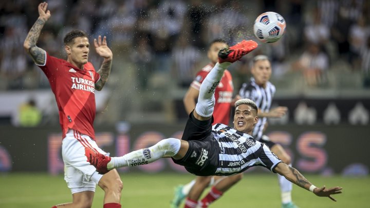 Zaracho anotando el primer gol contra River de chilena.