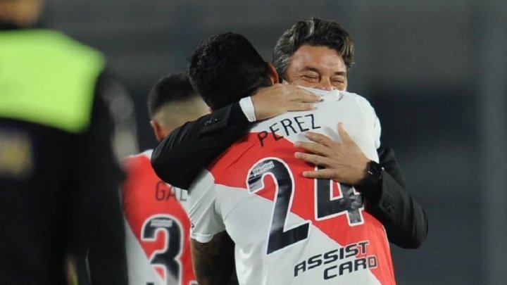 El abrazo de Enzo Pérez con su DT. Foto: Juano Tesone para diario Olé.