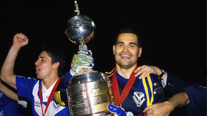 Chilavert con la Copa Libertadores. Al lado festeja Almandoz.