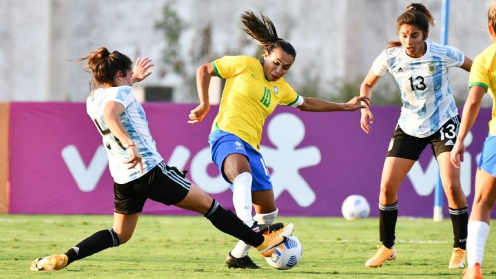 Julieta Cruz marca a Marta, la estrella de la selección brasileña, ante la mirada atenta de Daiana Falfán.